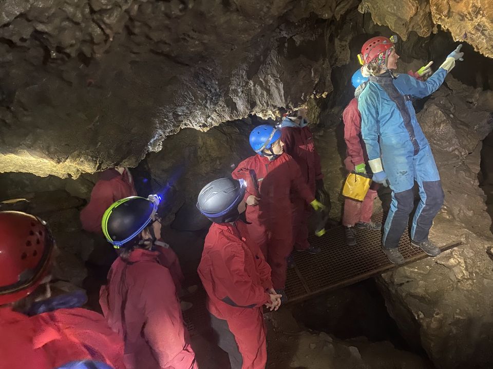 Za jaskyňami a potokmi Borinského krasu